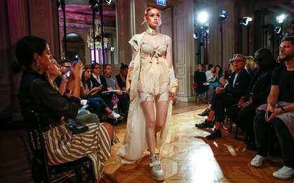 Mặc nội y đi giày thể thao? Rihanna vừa cho ra đời show Fenty x Puma như thế đấy!