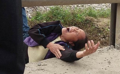 Người vợ nằm giữa đường gào khóc bên thi thể chồng bị tàu hỏa cán