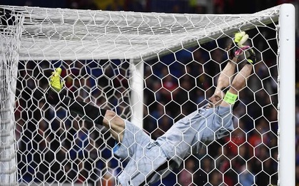 Ăn mừng phấn khích, "Người nhện" Buffon ngã dập mông