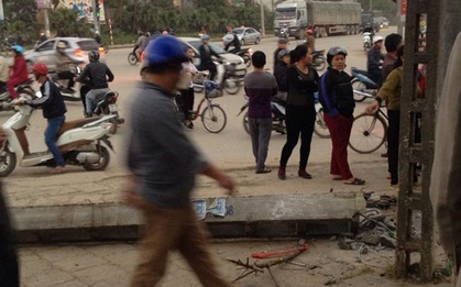 Cột điện đổ sụp khiến một học sinh chết thảm