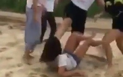 Bị đánh hội đồng dã man, nữ sinh 14 tuổi khóc lóc xin tha