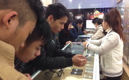Tại sao người dùng đổ xô đi mua iPhone dịp đầu năm?