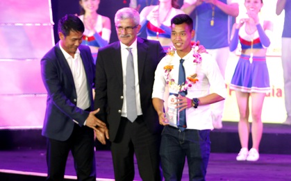 HLV Hữu Thắng bỏ về giữa chừng vì bị mất mặt ở Gala tổng kết mùa giải