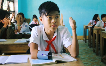 Cậu học trò nghèo gắn ống nhựa vào đôi tay cụt để vẽ ước mơ đời mình
