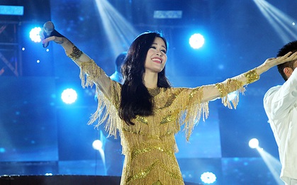 Fan tràn qua hàng rào chắn, trèo lên cây ủng hộ liveshow Đông Nhi