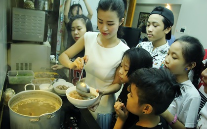 Giữ đúng lời hứa, Đông Nhi tự tay nấu phở chiêu đãi học trò