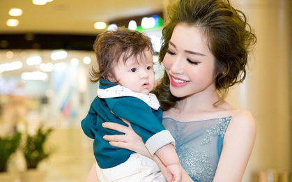 Con trai Elly Trần ngoan ngoãn khi lần đầu được mẹ bế đi sự kiện