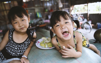 Cuộc sống nơi xóm nghèo Cần Thơ của 2 bé gái bị người cha Hàn Quốc chối bỏ