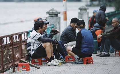 Trà đá vỉa hè Hà Nội: Thứ đồ uống rẻ tiền dễ mua, lại dễ khiến người ta quên đi bao lo toan vội vã