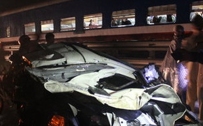 Tàu lửa đâm đứt đôi xe tải 7 tấn