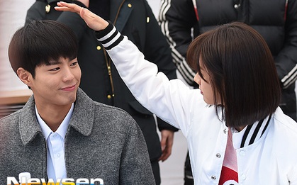 Hyeri thân mật với "chồng" Park Bo Gum trong sự kiện họp fan "Reply 1988"