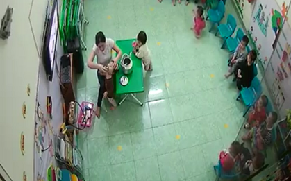 Giáo viên mầm non liên tiếp đổ sữa vào miệng, đá vào người khi trẻ đang ngủ