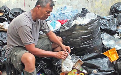 Ban ngày làm cảnh sát, tối về nhặt rác: Câu chuyện về người đàn ông đặc biệt ở Indonesia