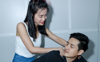 Đông Nhi ân cần bóp vai cho Ông Cao Thắng khi tập cùng team The Voice Kids