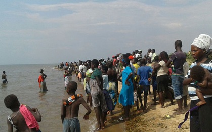 NÓNG: Thuyền chở một đội bóng chìm ở Uganda, ít nhất 30 người chết