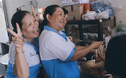 Cán bộ phường cùng người dân đi chợ, nấu cơm miễn phí cho người nghèo ở Sài Gòn