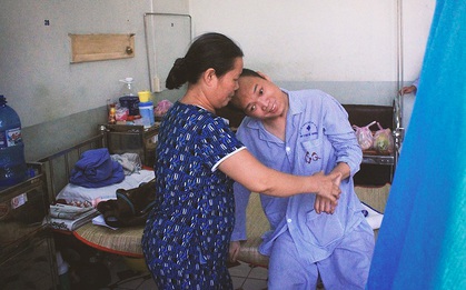 Một chàng trai nghị lực trở về từ cõi chết và một người mẹ phi thường