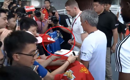 Fan "lầy" Trung Quốc bị HLV Mourinho từ chối phũ phàng