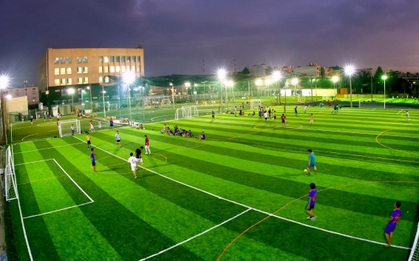 Hiểm họa ung thư từ việc chơi bóng trên sân cỏ nhân tạo