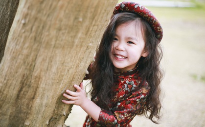 Mê mẩn với nét đẹp của bông hồng nhí trong tà áo dài Việt