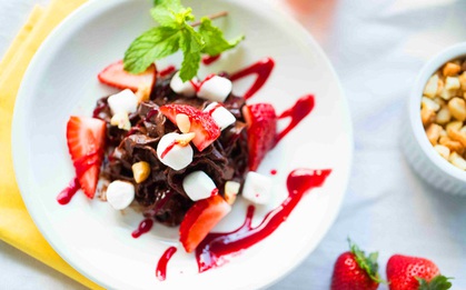 Ăn pasta phiên bản "dị" làm bằng chocolate