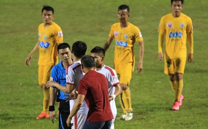 Trọng tài tưởng tượng quả phạt đền bị treo còi hết V-League