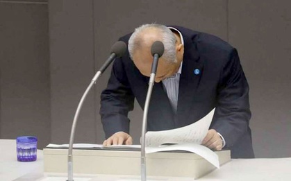 Người dân Nhật Bản bức xúc vì thị trưởng Tokyo không chịu từ chức mà chỉ yêu cầu cắt nửa lương