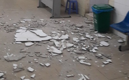 Hà Nội: Đưa con đi dạo, bà mẹ bị vữa trần nhà Bệnh viện Nhi Trung ương rơi trúng đầu