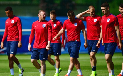 "Tam sư" lộ đội hình xuất phát vì lỗi sơ đẳng của trợ lý HLV Roy Hodgson