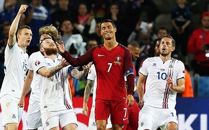 Uẩn khúc sau hành động "bề trên" với cầu thủ Iceland của Ronaldo