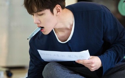 "Đại sư huynh" Ji Chang Wook ngậm bút thôi cũng quyến rũ!