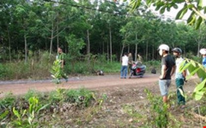 Nam thanh niên tử vong trong tư thế ngồi bất thường bên đường