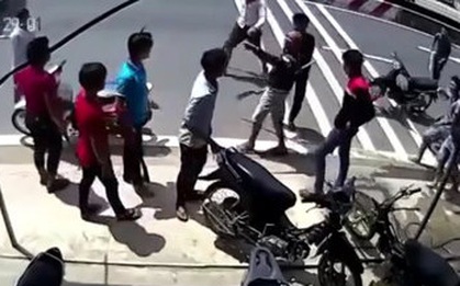 Clip thanh niên đâm chém nhau ở Củ Chi