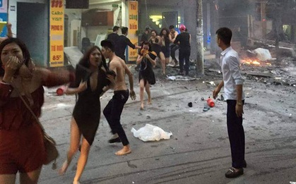 Chùm ảnh hiện trường: Các cô gái hốt hoảng tháo chạy khỏi quán karaoke đang cháy dữ dội ở Hà Nội