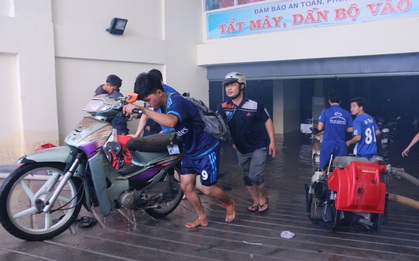 Thay nhớt, rửa miễn phí hàng trăm xe máy bị ngập nước cho các sinh viên ĐH Quốc gia TP. HCM