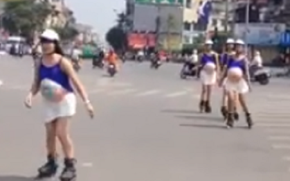 Hà Nội: Dàn chân dài mặc váy ngắn, lộ bụng bầu giả gây sốc trên đường phố