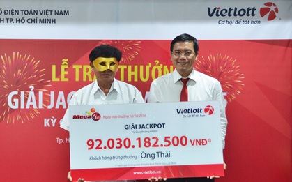 Người trúng xổ số 92 tỉ đeo mặt nạ lĩnh thưởng