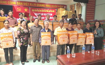 Cảm động với hình ảnh phu nhân Chủ tịch nước đến với bà con vùng lũ