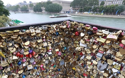 65 tấn khóa trên cầu tình yêu Paris bị tháo bỏ và đây là số phận của chúng