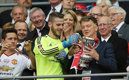 MU "trảm" Van Gaal: Sướng hơn cả giành Cúp