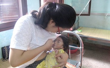 Nghẹn lòng cảnh em bé Lào Cai 14 tháng tuổi chỉ nặng 3,5 kg ngậm chặt bầu sữa các mẹ đến thăm