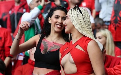 Fan nữ Albania tiếp tục "đại náo" trên khán đài