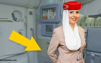 Câu chuyện đằng sau động tác tay bí ẩn của các tiếp viên hàng không