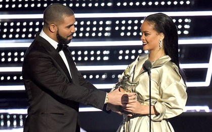 Sau 7 năm chỉ bị xem là bạn, Drake đã tỏ tình với Rihanna trước mặt cả thế giới
