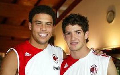 Ronaldo "đầu độc" đàn em 17 tuổi bằng tạp chí người lớn