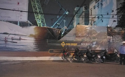 Hà Nội: Cần cẩu dài hàng chục mét đổ sập, đè lên nóc nhà cao tầng ở phố Thụy Khuê