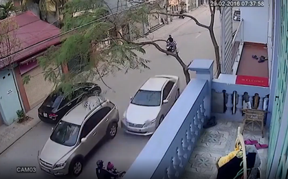 Clip vụ tai nạn kinh hoàng xe Camry tông 3 người tử vong