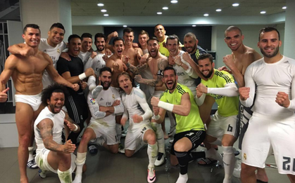 Mặc quần lót khoe body, Ronaldo bị "chửi" ăn mừng quá lố