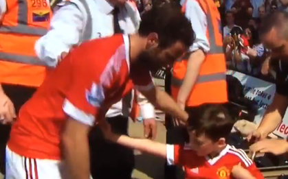 Người hùng Juan Mata "đốn tim" fan bằng hành động ấm tình người
