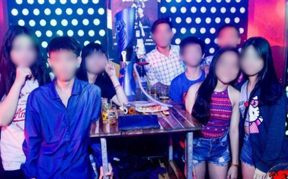 Chùm ảnh học sinh cấp 1,2 trong bar: "Các em xin vào bar chụp ảnh, lấy shisha thừa của người khác để check-in!?"